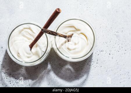 Hausgemachter Joghurt in Gläsern, heller Hintergrund, Kopierraum. Joghurt Zubereitungskonzept. Stockfoto