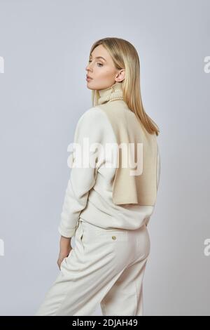 Blonde Frau mit einem Hemd vorne um den Hals. Kleidung für Herbstwetter. Schönes natürliches Make-up Stockfoto