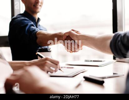 Nahaufnahme. Junge Geschäftsleute, die einen neuen Vertrag eingehen. Stockfoto