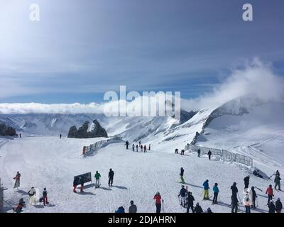 Winterpanorama vom Gipfel der Gletscherbus 3 Gondel mit Skifahrern und dem Olperer im Hintergrund, Hintertuxer Gletscher, Mayrhofen, Tirol, Österreich Stockfoto