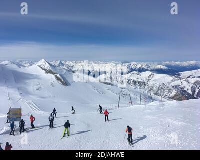 Winterpanorama vom Gipfel der Gletscherbus 3 Gondelbahn mit Ski- und Bergblick, Hintertuxer Gletscher, Mayrhofen, Tirol, Österreich Stockfoto