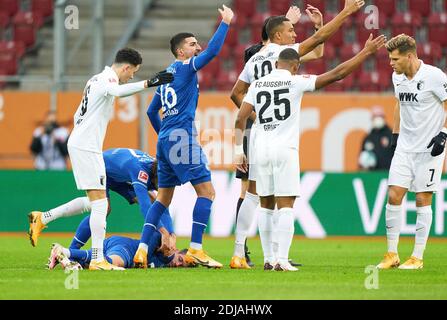 Mark UTH, S04 Nr. 7 schwere Verletzung im Spiel FC AUGSBURG - FC SCHALKE 04 1.Deutsche Fußballliga, Augsburg, Deutschland, 13. Dezember 2020. Saison 2020/2021, Spieltag 11, 1.Bundesliga © Peter Schatz / Alamy Live News Nationale und internationale Nachrichtenagenturen OUT redaktionelle Verwendung - die DFL-BESTIMMUNGEN VERBIETEN DIE VERWENDUNG VON FOTOS als BILDSEQUENZEN und/oder QUASI-VIDEOS - Stockfoto