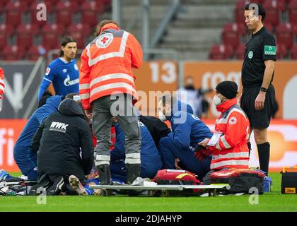 Mark UTH, S04 Nr. 7 schwere Verletzung im Spiel FC AUGSBURG - FC SCHALKE 04 1.Deutsche Fußballliga, Augsburg, Deutschland, 13. Dezember 2020. Saison 2020/2021, Spieltag 11, 1.Bundesliga © Peter Schatz / Alamy Live News Nationale und internationale Nachrichtenagenturen OUT redaktionelle Verwendung - die DFL-BESTIMMUNGEN VERBIETEN DIE VERWENDUNG VON FOTOS als BILDSEQUENZEN und/oder QUASI-VIDEOS - Stockfoto