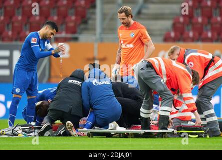 Mark UTH, S04 Nr. 7 schwere Verletzung im Spiel FC AUGSBURG - FC SCHALKE 04 1.Deutsche Fußballliga, Augsburg, Deutschland, 13. Dezember 2020. Saison 2020/2021, Spieltag 11, 1.Bundesliga © Peter Schatz / Alamy Live News Nationale und internationale Nachrichtenagenturen OUT redaktionelle Verwendung - die DFL-BESTIMMUNGEN VERBIETEN DIE VERWENDUNG VON FOTOS als BILDSEQUENZEN und/oder QUASI-VIDEOS - Stockfoto