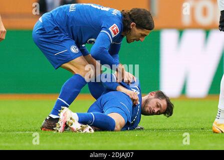 Mark UTH, S04 Nr. 7 schwere Verletzung im Spiel FC AUGSBURG - FC SCHALKE 04 1.Deutsche Fußballliga, Augsburg, Deutschland, 13. Dezember 2020. Saison 2020/2021, Spieltag 11, 1.Bundesliga © Peter Schatz / Alamy Live News Nationale und internationale Nachrichtenagenturen OUT redaktionelle Verwendung - die DFL-BESTIMMUNGEN VERBIETEN DIE VERWENDUNG VON FOTOS als BILDSEQUENZEN und/oder QUASI-VIDEOS - Stockfoto