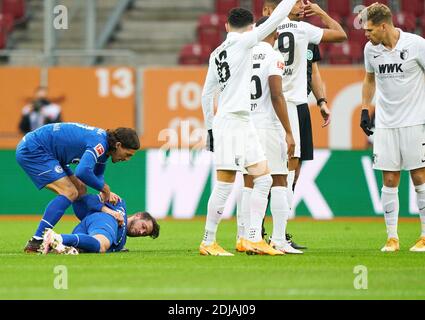 Mark UTH, S04 Nr. 7 schwere Verletzung im Spiel FC AUGSBURG - FC SCHALKE 04 1.Deutsche Fußballliga, Augsburg, Deutschland, 13. Dezember 2020. Saison 2020/2021, Spieltag 11, 1.Bundesliga © Peter Schatz / Alamy Live News Nationale und internationale Nachrichtenagenturen OUT redaktionelle Verwendung - die DFL-BESTIMMUNGEN VERBIETEN DIE VERWENDUNG VON FOTOS als BILDSEQUENZEN und/oder QUASI-VIDEOS - Stockfoto