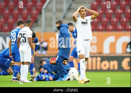 Mark UTH, S04 Nr. 7 Schwerverletzung, Felix UDUOKHai, FCA 19 schockiert, stürzte er mit Uth im Spiel FC AUGSBURG - FC SCHALKE 04 1.Deutsche Fußballliga, Augsburg, Deutschland, 13. Dezember 2020. Saison 2020/2021, Spieltag 11, 1.Bundesliga © Peter Schatz / Alamy Live News Nationale und internationale Nachrichtenagenturen OUT redaktionelle Verwendung - die DFL-BESTIMMUNGEN VERBIETEN DIE VERWENDUNG VON FOTOS als BILDSEQUENZEN und/oder QUASI-VIDEOS - Stockfoto