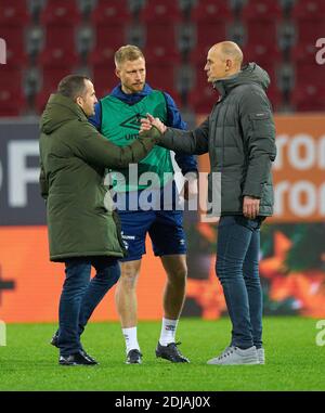 Manuel BAUM, Trainer Schalke Heiko HERRLICH, FCA Trainer, Teamchef, Fairness, Handschlag im Spiel FC AUGSBURG - FC SCHALKE 04 1.Deutsche Fußballliga, Augsburg, Deutschland, 13. Dezember 2020. Saison 2020/2021, Spieltag 11, 1.Bundesliga © Peter Schatz / Alamy Live News Nationale und internationale Nachrichtenagenturen OUT redaktionelle Verwendung - die DFL-BESTIMMUNGEN VERBIETEN DIE VERWENDUNG VON FOTOS als BILDSEQUENZEN und/oder QUASI-VIDEOS - Stockfoto