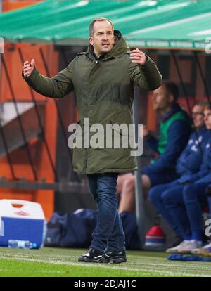 Manuel BAUM, Trainer Schalke geste, wütend im Spiel FC AUGSBURG - FC SCHALKE 04 1.Deutsche Fußballliga, Augsburg, Deutschland, 13. Dezember 2020. Saison 2020/2021, Spieltag 11, 1.Bundesliga © Peter Schatz / Alamy Live News Nationale und internationale Nachrichtenagenturen OUT redaktionelle Verwendung - die DFL-BESTIMMUNGEN VERBIETEN DIE VERWENDUNG VON FOTOS als BILDSEQUENZEN und/oder QUASI-VIDEOS - Stockfoto