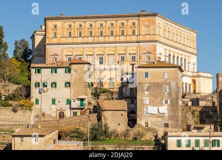 Caprarola ist eine bezaubernde Stadt in der Provinz Viterbo und 50 km von Rom entfernt. Hier ist die Villa Farnese Stockfoto