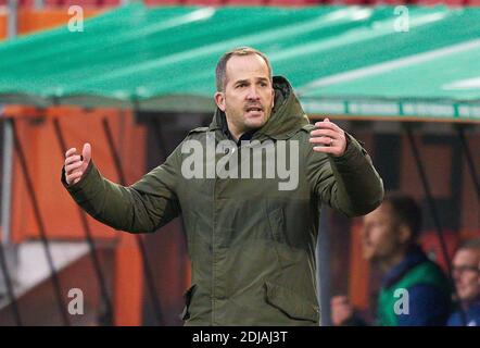 Manuel BAUM, Trainer Schalke im Spiel FC AUGSBURG - FC SCHALKE 04 2-2 1.Deutsche Fußballliga, Augsburg, Deutschland, 13. Dezember 2020. Saison 2020/2021, Spieltag 11, 1.Bundesliga © Peter Schatz / Alamy Live News Nationale und internationale Nachrichtenagenturen OUT redaktionelle Verwendung - die DFL-BESTIMMUNGEN VERBIETEN DIE VERWENDUNG VON FOTOS als BILDSEQUENZEN und/oder QUASI-VIDEOS - Stockfoto