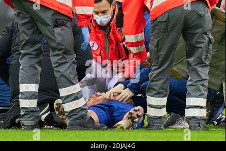 Mark UTH, S04 Nr. 7 schwere Kopfverletzung im Spiel FC AUGSBURG - FC SCHALKE 04 2-2 1.Deutsche Fußballliga, Augsburg, Deutschland, 13. Dezember 2020. Saison 2020/2021, Spieltag 11, 1.Bundesliga © Peter Schatz / Alamy Live News Nationale und internationale Nachrichtenagenturen OUT redaktionelle Verwendung - die DFL-BESTIMMUNGEN VERBIETEN DIE VERWENDUNG VON FOTOS als BILDSEQUENZEN und/oder QUASI-VIDEOS - Stockfoto