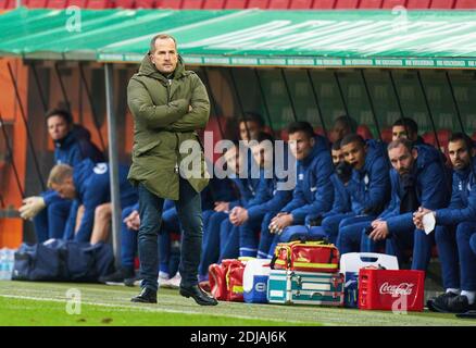 Manuel BAUM, Trainer Schalke im Spiel FC AUGSBURG - FC SCHALKE 04 2-2 1.Deutsche Fußballliga, Augsburg, Deutschland, 13. Dezember 2020. Saison 2020/2021, Spieltag 11, 1.Bundesliga © Peter Schatz / Alamy Live News Nationale und internationale Nachrichtenagenturen OUT redaktionelle Verwendung - die DFL-BESTIMMUNGEN VERBIETEN DIE VERWENDUNG VON FOTOS als BILDSEQUENZEN und/oder QUASI-VIDEOS - Stockfoto