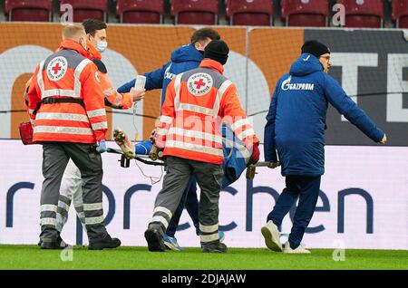 Mark UTH, S04 Nr. 7 bewusstlose und schwere Kopfverletzung, im Spiel FC AUGSBURG - FC SCHALKE 04 2-2 1.Deutsche Fußballliga, Augsburg, Deutschland, 13. Dezember 2020. Saison 2020/2021, Spieltag 11, 1.Bundesliga © Peter Schatz / Alamy Live News Nationale und internationale Nachrichtenagenturen OUT redaktionelle Verwendung - die DFL-BESTIMMUNGEN VERBIETEN DIE VERWENDUNG VON FOTOS als BILDSEQUENZEN und/oder QUASI-VIDEOS - Stockfoto