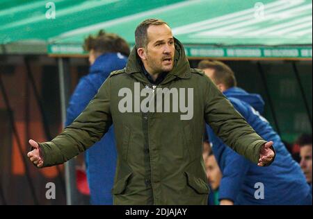 Manuel BAUM, Trainer Schalke geste im Spiel FC AUGSBURG - FC SCHALKE 04 2-2 1.Deutsche Fußballliga, Augsburg, Deutschland, 13. Dezember 2020. Saison 2020/2021, Spieltag 11, 1.Bundesliga © Peter Schatz / Alamy Live News Nationale und internationale Nachrichtenagenturen OUT redaktionelle Verwendung - die DFL-BESTIMMUNGEN VERBIETEN DIE VERWENDUNG VON FOTOS als BILDSEQUENZEN und/oder QUASI-VIDEOS - Stockfoto