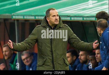 Manuel BAUM, Trainer Schalke geste im Spiel FC AUGSBURG - FC SCHALKE 04 2-2 1.Deutsche Fußballliga, Augsburg, Deutschland, 13. Dezember 2020. Saison 2020/2021, Spieltag 11, 1.Bundesliga © Peter Schatz / Alamy Live News Nationale und internationale Nachrichtenagenturen OUT redaktionelle Verwendung - die DFL-BESTIMMUNGEN VERBIETEN DIE VERWENDUNG VON FOTOS als BILDSEQUENZEN und/oder QUASI-VIDEOS - Stockfoto