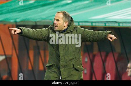 Manuel BAUM, Trainer Schalke geste im Spiel FC AUGSBURG - FC SCHALKE 04 2-2 1.Deutsche Fußballliga, Augsburg, Deutschland, 13. Dezember 2020. Saison 2020/2021, Spieltag 11, 1.Bundesliga © Peter Schatz / Alamy Live News Nationale und internationale Nachrichtenagenturen OUT redaktionelle Verwendung - die DFL-BESTIMMUNGEN VERBIETEN DIE VERWENDUNG VON FOTOS als BILDSEQUENZEN und/oder QUASI-VIDEOS - Stockfoto