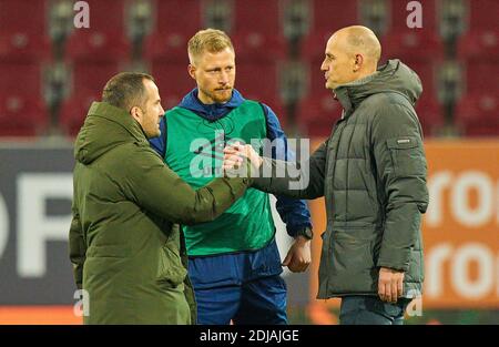 Manuel BAUM, Trainer Schalke Heiko HERRLICH, FCA Trainer, Teamchef, nach dem Spiel FC AUGSBURG - FC SCHALKE 04 2-2 1.Deutsche Fußballliga, Augsburg, Deutschland, 13. Dezember 2020. Saison 2020/2021, Spieltag 11, 1.Bundesliga © Peter Schatz / Alamy Live News Nationale und internationale Nachrichtenagenturen OUT redaktionelle Verwendung - die DFL-BESTIMMUNGEN VERBIETEN DIE VERWENDUNG VON FOTOS als BILDSEQUENZEN und/oder QUASI-VIDEOS - Stockfoto