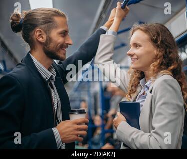 Schöne junge Leute, die sich in der U-Bahn anguten. Stockfoto