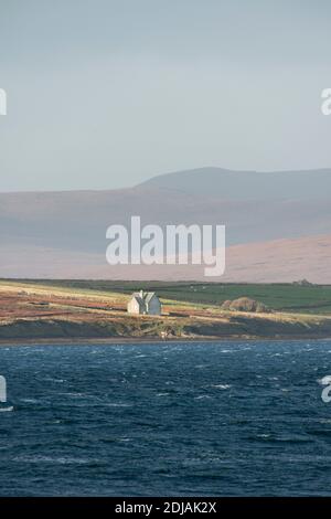 Gebäude, gegenüber dem Scapa Flow, Orkney Isles, Schottland Stockfoto