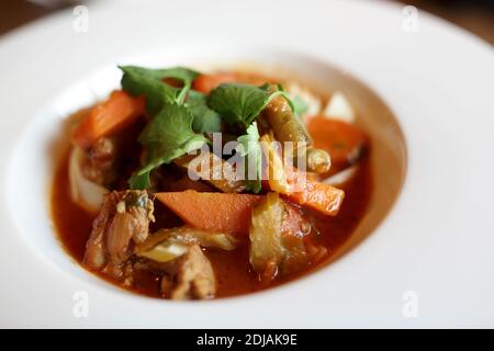 Teller mit Lagman-Suppe im usbekischen Restaurant Stockfoto