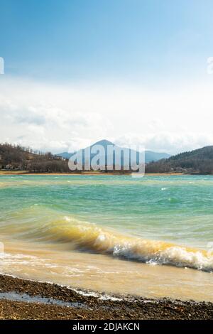 See Plastiras ( Λίμνη Πλαστήρα ) auch Tavropos Reservoir genannt, in der Nähe der Stadt Karditsa, Griechenland. Stockfoto