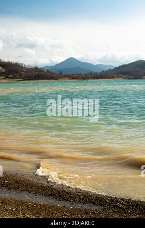 See Plastiras ( Λίμνη Πλαστήρα ) auch Tavropos Reservoir genannt, in der Nähe der Stadt Karditsa, Griechenland. Stockfoto