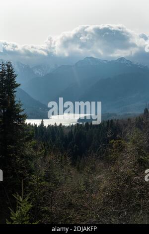 See Plastiras ( Λίμνη Πλαστήρα ) auch Tavropos Reservoir genannt, in der Nähe der Stadt Karditsa, Griechenland. Stockfoto