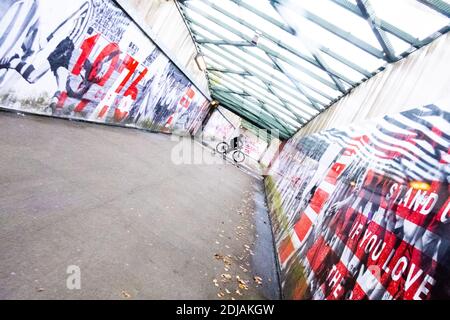 Grafische Bahnüberführung zum St Marys Stadium, Southampton, Hampshire, England, Großbritannien. Stockfoto