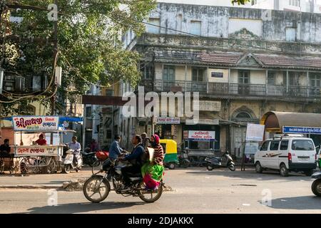 Jamnagar, Gujarat, Indien - Dezember 2018: Altes Gebäude mit hölzernen Galerien und Balkonen in den Marktstraßen der Stadt. Stockfoto