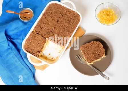 Schritt-für-Schritt-Rezept für den Urlaub von Hanukkah, eine traditionelle süße Kugel Kuchen mit Nudeln und Pudding, Shortbread Kakao Krümel auf der Oberseite. Auf einem leichten BA Stockfoto