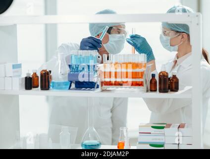 Nahaufnahme. Laborwissenschaftler testen Blut im Labor . Stockfoto