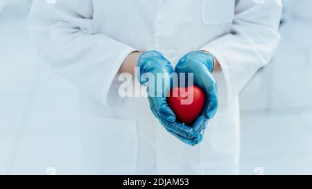 Nahaufnahme. Symbol des Herzens in den Händen eines Arztes. Stockfoto