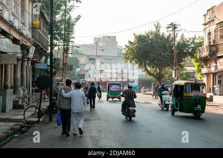 Jamnagar, Gujarat, Indien - Dezember 2018: Fußgänger, die im Verkehr auf den Straßen der Stadt Jamnagar. Stockfoto