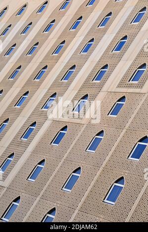 Abstrakte Architektur Form repetitive Hotelgebäude Fensterdesign in Oberfläche Textur & Linien Moderne Struktur Fassade Dubai Vereinigte Arabische Emirate VAE Stockfoto