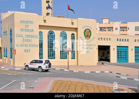 Fassade des Ministeriums für innere Zivilschutz Dubai Al Satwa Feuer Staion 997 Gebäude mit offenem Verschluss und Feuerwehrmotor LKW Vereinigte Arabische Emirate VAE Stockfoto