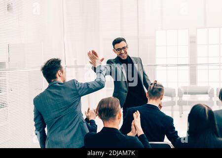 Glückliche Kollegen geben sich gegenseitig eine hohe fünf . Stockfoto