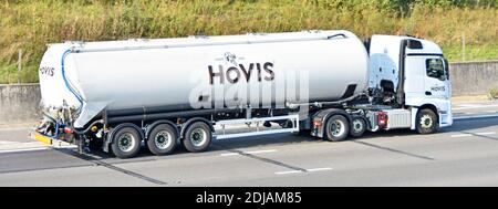 Hovis Brot Geschäftsmarke Bulk Mehl Lebensmittel Lieferkette artikuliert Tankwagen Anhänger & LKW von Abbey LOGISTICS auf Großbritannien Autobahn Economy, angehobene Achse Stockfoto