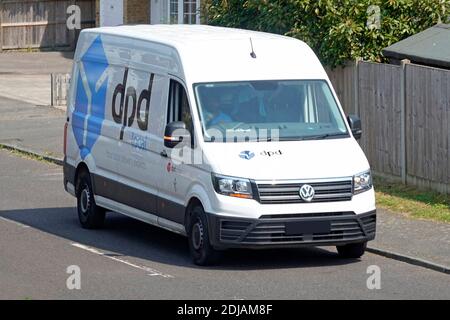 Logo der Geschäftsmarke auf der Seite und Vorderseite von VW dpd Blue lokalen Bereich Paket Supply Chain Lieferung van Transport & Fahrer in Wohnstraße England Großbritannien Stockfoto