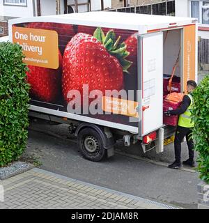 Blick auf Sainsburys Supermarkt Online-Lebensmittel-Shopping Liefertreiber & Seite von van Werbung Erdbeere & eine Stunde Lieferung Essex England Großbritannien Stockfoto