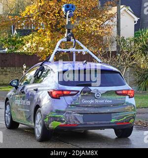 Nahaufnahme Rückseite von Google Auto & Video Kamera Rig Fest im Fahrzeugdach beim Filmen von Pegman-Kartenbildern in der Straßenansicht Fahren Wohnstraße Essex England Großbritannien Stockfoto