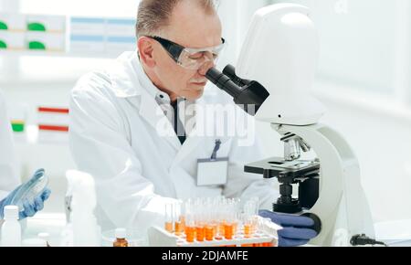 Nahaufnahme. Labortechniker testen Blut im Labor. Stockfoto