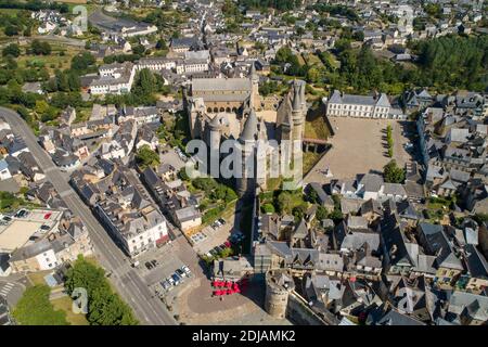Vitre (Bretagne, Nordwestfrankreich): Luftaufnahme des Schlosses und der Altstadt Stockfoto