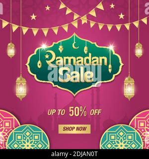 Ramadan Sale, Web-Header oder Banner-Design mit golden glänzenden Rahmen, arabischen Laternen und islamischen Ornament auf lila Hintergrund. Bis zu 50 % Rabatt Stock Vektor