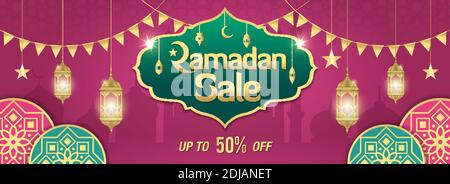 Ramadan Sale, Web-Header oder Banner-Design mit golden glänzenden Rahmen, arabischen Laternen und islamischen Ornament auf lila Hintergrund. Bis zu 50 % Rabatt Stock Vektor