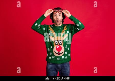 Portrait von seinem er schön attraktiv erstaunt erstaunt wunderte sich fröhlich Guy berühren festlich specs Eve Noel Saison Dezember Verkauf isoliert Strahlender, lebendiger Glanz Stockfoto