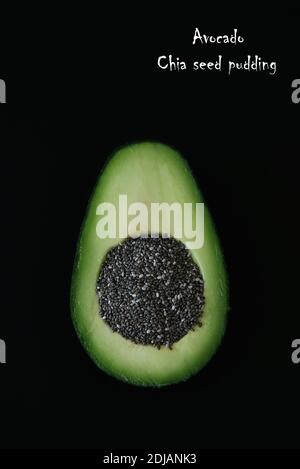Künstlerische Komposition von Avocado End Chia Samen auf schwarzem Hintergrund. Vegetarisches Essen. Gesunde Ernährung. Konzept Werbeflyer und Poster. Flach liegend. Stockfoto