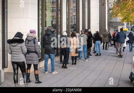 07. März 2017, Hessen, Frankfurt/Main: Kurz nach der Eröffnung eines Shops für Luxustaschen in der Frankfurter Innenstadt hat sich bereits eine lange Schlange vor dem Eingang gebildet. Bundeskanzlerin und Staatspräsident haben ab dem 16. Dezember eine harte Sperre beschlossen. Foto: Frank Rumpenhorst/dpa Stockfoto