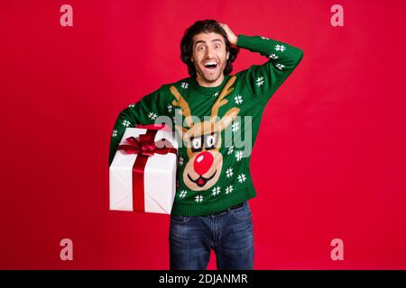 Porträt seiner er schön attraktiv froh erstaunt fröhlich fröhlich Guy hält in Händen große große geschenkbox Eve Noel Saison Tradition großen Anlass Stockfoto