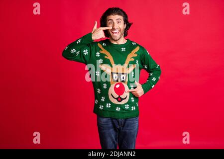 Portrait von seinem er schön attraktiv froh lustig dumm kindisch Fröhlich fröhlich Brunet Kerl trägt hässlich Hirsch Pullover berühren Nase Viel Spaß in der Isolation Stockfoto